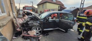 Impact devastator în Odorheiu Secuiesc! Un șofer beat criță a intrat cu mașina direct într-o casă și a rămas inconștient