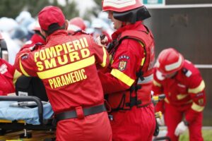 Tragere la indigo cu scenele de film! O elevă de 15 ani a căzut din autocarul aflat în mers, într-o curbă periculoasă