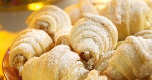 Secretul gospodinelor pentru cele mai fragede cornulețe de post! Ingredientul ieftin care le face să se topească în gură