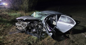 Carnagiu evitat la milimetru în Cluj! 5 persoane au rămas captive în fiarele mașinii după un accident groaznic în noapte