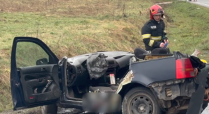 Tragedie uriașă în Cluj! Cinci oameni au pierit într-o secundă după ce mașina lor a fost zdrobită de două camioane