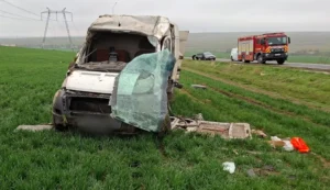 Tragidie evitată la secundă pe DN22! O mașină s-a răsturnat violent la Sibioara. Ce au găsit salvatorii la fața locului