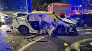 Haos pe bulevardul Dacia! Un tânăr cu Mercedes a spulberat un taxi, apoi a sfidat poliția. Două victime la spital!