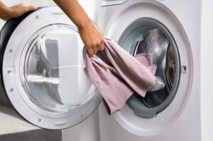 Hainele tale ies ude din mașina de spălat? Trucul simplu care te scapă de problemă: Cele 8 motive la care să fii atent!