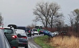 Carnagiu lângă Brașov! Trei mașini s-au făcut praf la Izvor, un vehicul s-a răsturnat pe plafon. Trafic blocat!