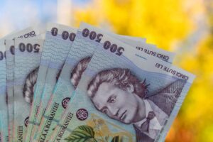 Câți bani primește un dascăl în 2026. Suma reală care îi intră în buzunare ajutorului de preot lună de lună