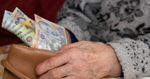Veste uriașă pentru milioane de români! Data exactă la care intră pensiile pe card și prin poștă înainte de Paște