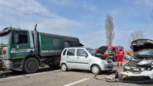 Haos pe DN2, în Bacău! Un TIR și două mașini s-au izbit violent la Faraoani, traficul este complet blocat!