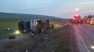 Tragedie la Galați pe traseul Chișinău-București! Un autocar cu pasageri s-a răsturnat: un mort și 14 răniți grav