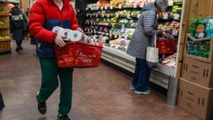 Lovitură totală pentru români! Ce se întâmplă cu prețurile la alimente după expirarea plafonării. Cât vom plăti la raft