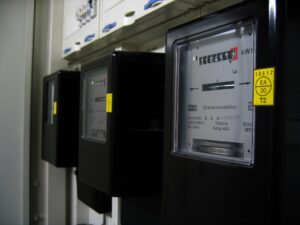 Veste uriașă pentru toți românii care stau la bloc sau casă! Primești mesaj pe telefon dacă depășești consumul la curent