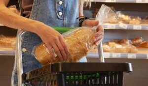Veste proastă pentru români! Se întâmplă la 1 aprilie: Cât va costa o pâine la raft, prețul explodează cu 38%