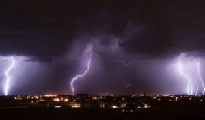 Adio, primăvară! ANM anunță ninsori și vânt de 80 km/h în România. Ce se întâmplă de Florii și de Paște