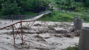 Prăpăd în România! Sate izolate și poduri luate de ape, oamenii sunt disperați: „Suntem ca în Evul Mediu”