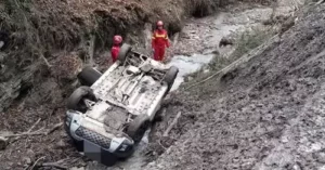 Tragedie uriașă în Neamț! Un bărbat de 56 de ani a murit după ce a plonjat cu mașina 7 metri într-o râpă adâncă
