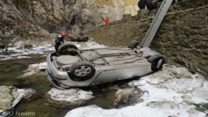 Tragedie uriașă în Neamț! Un bărbat de 56 de ani a murit după ce a plonjat cu mașina într-o râpă de 7 metri adâncime
