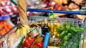 Veste proastă pentru români! Ce se întâmplă cu prețul la pâine și lapte. Lovitură totală la portofel de la raft!