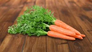 Nu le mai arunca la gunoi! Ingredientul banal care are de 6 ori mai multă vitamina C decât morcovul însuşi