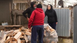 Bani de la stat pentru românii care fac curat sau gătesc! Legea a trecut: cum primești tichetele de 15 lei pe oră