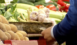 Lovitură totală pentru buzunarele românilor înainte de Paște! Alimentele care se scumpesc masiv peste noapte.