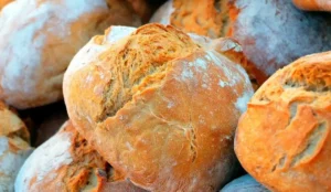 Lovitură totală pentru români! Prețul pâinii explodează: cât vom plăti pe alimentul de bază de la 1 aprilie