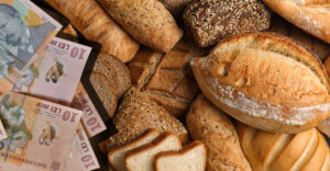 Lovitură dură pentru români la raft! Alimentul de bază care se scumpește din martie: Câți bani vom da pe o pâine