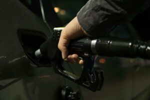 Decizie fabuloasă aproape de România! Ce se întâmplă cu prețul benzinei și motorinei chiar de luni: Anunț de ultimă oră