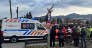 Tragedie la Miercurea Ciuc! Un tren a spulberat o căruță: un mort și trei copii răniți, elicopterul SMURD a intervenit