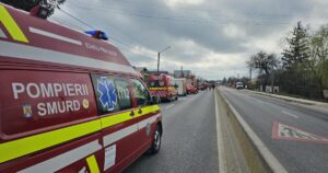 Planul Roșu, activat în Dâmbovița! Microbuz plin cu elevi, strivit de un TIR. Elicopterul SMURD a aterizat de urgență