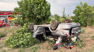 Răsturnare de situație! Mașină făcută praf.  Pompierii au intervenit de urgență