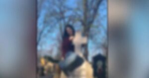 Imagini revoltătoare în Cimitirul Bellu! Tinerii au dansat pe manele pe mormintele marilor valori ale României. Poliția intervine!