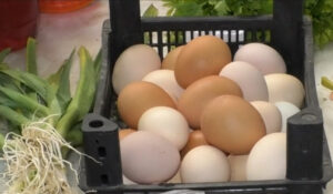 Bătaie pe ouăle de țară înainte de Paște! Unde se vând mult mai ieftin decât în supermarket: „Am luat doar 10”