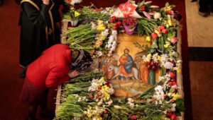 Secretul din Vinerea Floriilor: Ce trebuie să pui neapărat la icoană pentru noroc și spor în casă tot anul!