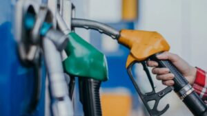 Veste uriașă pentru șoferi! Ce se întâmplă la pompe chiar acum: Benzina și motorina s-au ieftinit masiv în toată țara