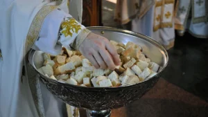 Secretul pe care mulți credincioși nu îl știu: De ce se ia anafura pe nemâncate și ce simbolizează, de fapt!