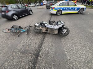 Accident bizar în intersecție! Ce au pățit un motociclist și un biciclist după ce s-au izbit în plin pe trecere