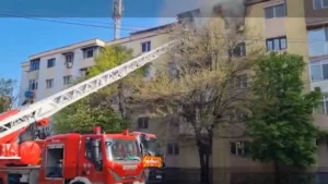 Panică totală într-un bloc din Craiova! 14 oameni au fugit din calea flăcărilor. Ce au găsit pompierii în apartament
