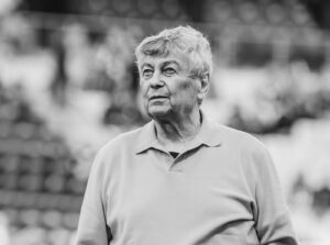Doliu în fotbal: Mircea Lucescu a murit! Mesajul tulburător de pe cavoul pe care antrenorul și l-a pregătit singur la Bellu