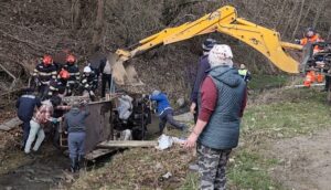 Răsturnare de situație pentru un argeșean! A căzut cu vehiculul artizanal în pârâu și a urmat o descoperire neașteptată