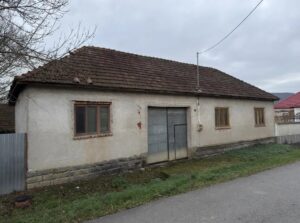 Costă cât o mașină second-hand! Casa cu 3 camere și teren uriaș care se vinde cu 4.600 de euro în România