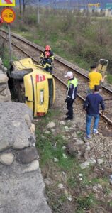 Tragedie pe Valea Oltului! O mașină a zburat pe calea ferată: femeie resuscitată și dusă cu elicopterul la spital