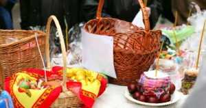 Ce trebuie să pui neapărat în pachetele de pomană în prima zi de Paște. Alimentele care aduc noroc și nu trebuie să lipsească