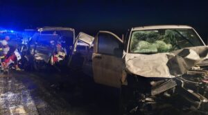 Carnagiu pe A1! Două microbuze pline cu oameni s-au făcut praf în toiul nopții. Sunt 5 victime duse de urgență la spital!