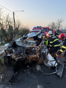 Tragedie pe DN 17! Un bărbat de 47 de ani a murit după ce mașina lui s-a izbit de un autobuz. Traficul este blocat!