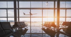 Haos pe aeroporturi! Zboruri anulate și bilete mai scumpe cu 60%. Ce se întâmplă cu vacanțele românilor în această vară