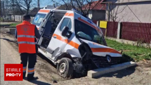 Clipe de groază pe DN 2! O salvare cu un pacient de 39 de ani a zburat în șanț din vina unei șoferițe de 68 de ani