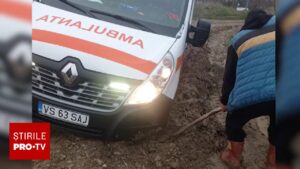 Scenă incredibilă în Vaslui! Ambulanță cu pacientă salvată de un tractor de la mănăstire după ce a rămas în noroi