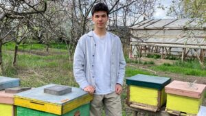 Ce a făcut un elev de 17 ani cu banii din alocație! A transformat lăzile bunicului într-o afacere premiată mondial