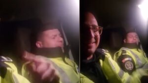 „Să sară permisele!” Doi polițiști din Brăila s-au filmat ascultând manele în autospecială. Ce a urmat e incredibil!