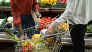 Cât a ajuns să coste masa de Paște! Produsul banal care s-a scumpit cu 46%. Românii au primit vestea chiar acum!